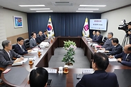 김민석 국무총리가 25일 서울 종로구 한국기독교회관에서 한국교회총연합 대표 회장인 김종혁 목사를 예방하고 있다. 