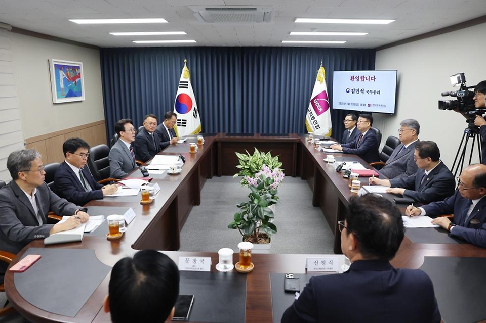 김민석 국무총리가 25일 서울 종로구 한국기독교회관에서 한국교회총연합 대표 회장인 김종혁 목사를 예방하고 있다. 