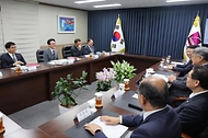 김민석 국무총리가 25일 서울 종로구 한국기독교회관에서 한국교회총연합 대표 회장인 김종혁 목사를 예방하고 있다.