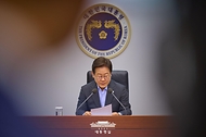 이재명 대통령이 24일 서울 용산 대통령실 청사에서 열린 5차 수석·보좌관 회의를 주재하고 있다.