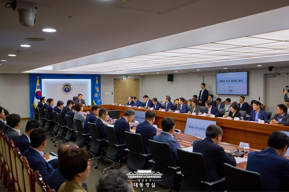 이재명 대통령이 24일 서울 용산 대통령실 청사에서 열린 5차 수석·보좌관 회의를 주재하고 있다.