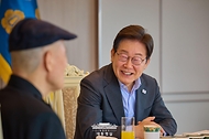이재명 대통령이 24일 서울 용산 대통령실 청사에서 도올 김용옥 전 고려대 교수와 오찬 간담회를 하고 있다. 