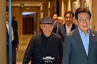이재명 대통령이 24일 서울 용산 대통령실 청사에서 도올 김용옥 전 고려대 교수와 오찬 간담회를 위해 이동하고 있다.