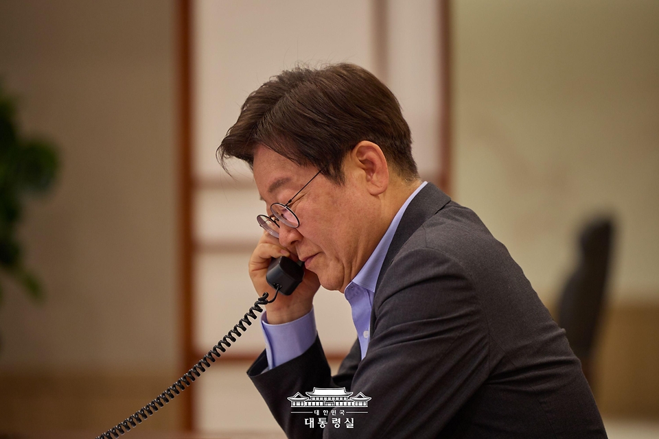 이재명 대통령이 24일 서울 용산 대통령실 청사에서 프리드리히 메르츠 독일 총리와 전화 통화를 하고 있다. 