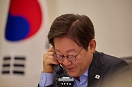 이재명 대통령이 24일 서울 용산 대통령실 청사에서 프리드리히 메르츠 독일 총리와 전화 통화를 하고 있다. 