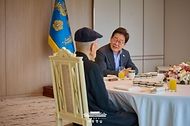 이재명 대통령이 24일 서울 용산 대통령실 청사에서 도올 김용옥 전 고려대 교수와 오찬 간담회를 하고 있다.