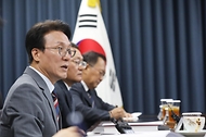 김민석 국무총리가 25일 서울 종로구 한국기독교회관에서 한국교회총연합 대표 회장인 김종혁 목사를 예방, 발언하고 있다. 