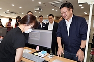 윤호중 행안부 장관이 24일 오후 서울 금천구 시흥1동 주민센터를 방문하여 민생회복 소비쿠폰 신청 및 지급현장을 확인 점검하고 있다.