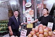 윤호중 행안부 장관이 24일 오후 서울 금천구 비단길 현대시장을 방문하여 민생회복 소비쿠폰 사용가능 매장 스티커를 부착하며 상인들을 격려하고 있다.