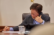 이재명 대통령이 24일 서울 용산 대통령실 청사에서 샤브카트 미르지요예프 우즈베키스탄 대통령과 전화 통화를 하고 있다. 