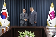김민석 국무총리가 25일 서울 종로구 한국기독교회관에서 한국교회총연합 대표 회장인 김종혁 목사를 예방하며 기념촬영을 하고 있다.