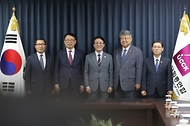 김민석 국무총리가 25일 서울 종로구 한국기독교회관에서 한국교회총연합 대표 회장인 김종혁 목사를 예방하며 참석자들과 기념촬영을 하고 있다.