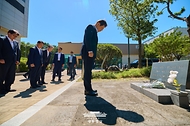이재명 대통령이 25일 부산 부경대에서 열린 타운홀미팅 '부산의 마음을 듣다' 간담회에 앞서 교내에 세워진 고(故) 이동진 대위 추모비 앞에서 묵념하고 있다.