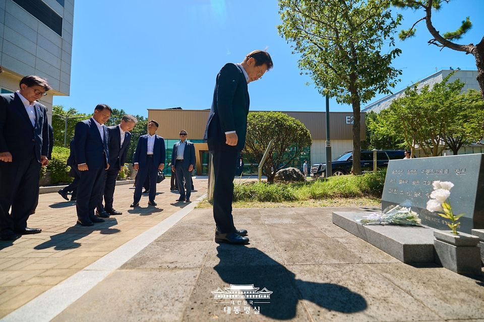 이재명 대통령이 25일 부산 부경대에서 열린 타운홀미팅 '부산의 마음을 듣다' 간담회에 앞서 교내에 세워진 고(故) 이동진 대위 추모비 앞에서 묵념하고 있다.