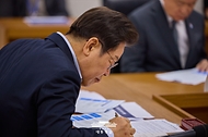 이재명 대통령이 25일 경기 시흥시 SPC 삼립 시화공장에서 열린 산업재해 근절 현장 노사간담회에서 SPC 직원들의 발언을 듣고 있다.