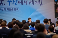 이재명 대통령이 25일 부산 부경대에서 타운홀미팅 '부산의 마음을 듣다' 간담회에서 참석자들의 발언을 경청하고 있다.
