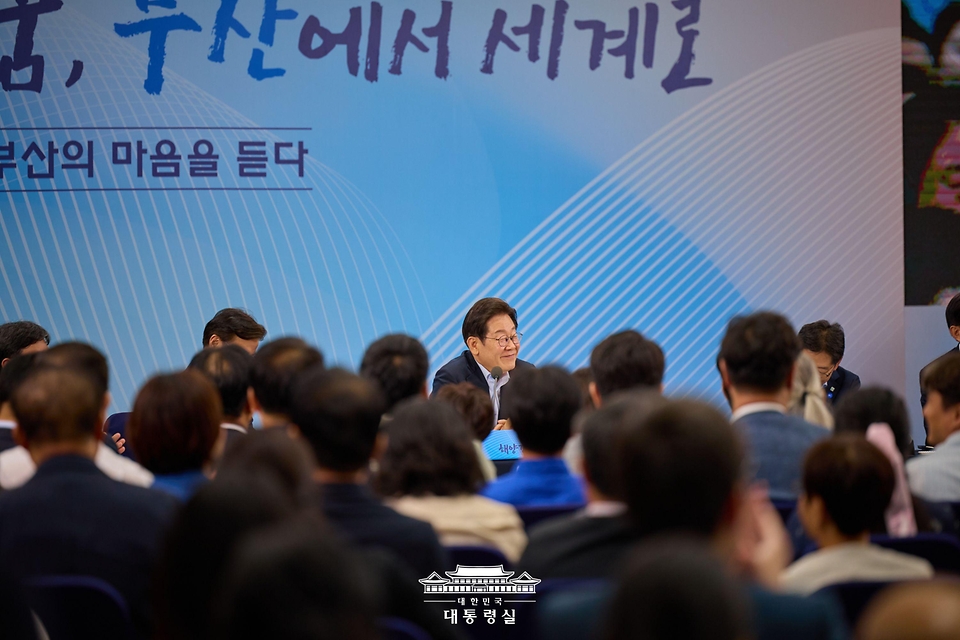 이재명 대통령이 25일 부산 부경대에서 타운홀미팅 '부산의 마음을 듣다' 간담회에서 참석자들의 발언을 경청하고 있다.