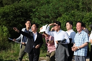 김민석 국무총리가 25일 세종 국회의사당 부지를 방문, 현황을 보고 받고 현장을 점검하고 있다.