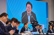 이재명 대통령이 25일 부산 부경대에서 타운홀미팅 '부산의 마음을 듣다' 간담회에서 발언하고 있다.