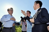 김민석 국무총리가 25일 세종 국회의사당 부지를 방문, 현황을 보고 받고 현장을 점검하고 있다.