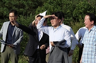 김민석 국무총리가 25일 세종 국회의사당 부지를 방문, 현황을 보고 받고 현장을 점검하고 있다.