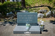 25일 부산 부경대 교내에 세워진 고(故) 이동진 대위 추모비 앞에서 이날 타운홀미팅 간담회 참석을 위해 부산을 찾은 이재명 대통령이 헌화한 꽃다발이 놓여 있다.