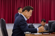 이재명 대통령이 25일 경기 시흥시 SPC 삼립 시화공장에서 열린 산업재해 근절 현장 노사간담회에서 SPC 직원들의 발언을 듣고 있다.
