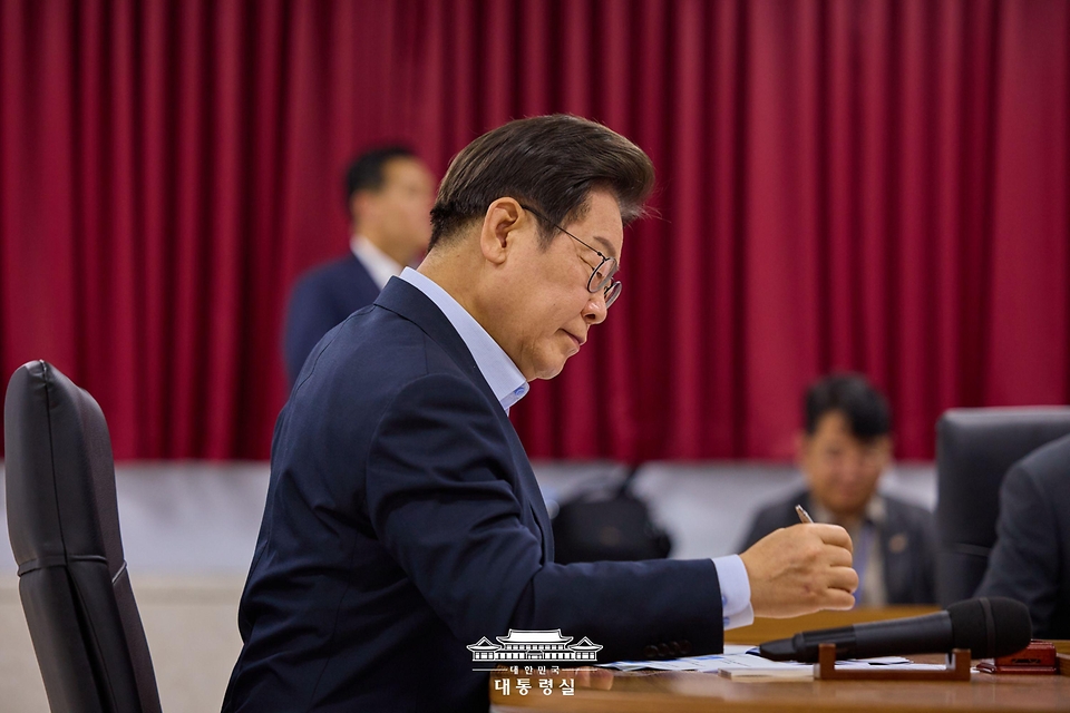 이재명 대통령이 25일 경기 시흥시 SPC 삼립 시화공장에서 열린 산업재해 근절 현장 노사간담회에서 SPC 직원들의 발언을 듣고 있다.