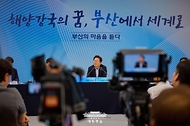 이재명 대통령이 25일 부산 부경대에서 타운홀미팅 '부산의 마음을 듣다' 간담회에서 참석자들의 발언을 경청하고 있다.