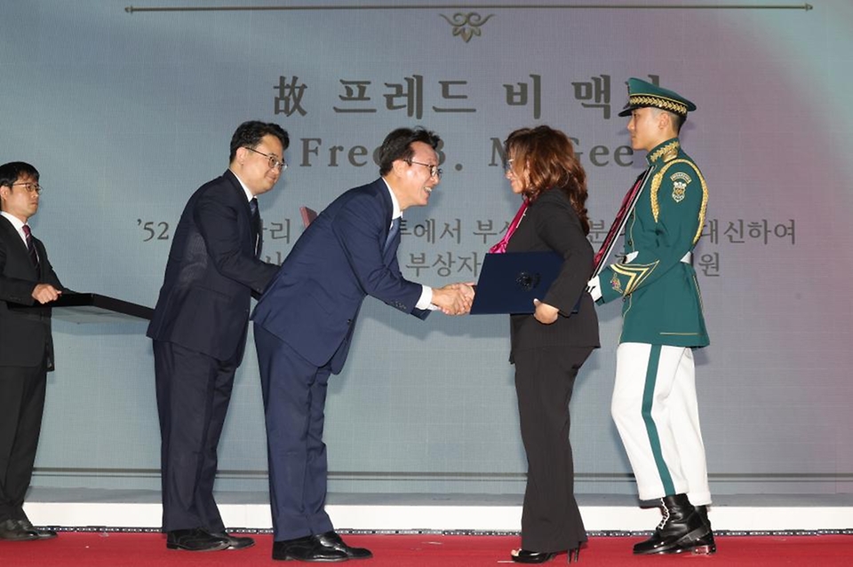 김민석 국무총리가 27일 경기도 고양시 킨텍스에서 열린 유엔군 참전의 날 기념식에 참석, 기념사를 하고 있다.