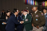 김민석 국무총리가 27일 경기도 고양시 킨텍스에서 열린 유엔군 참전의 날 기념식에 참석, 기념사를 하고 있다.