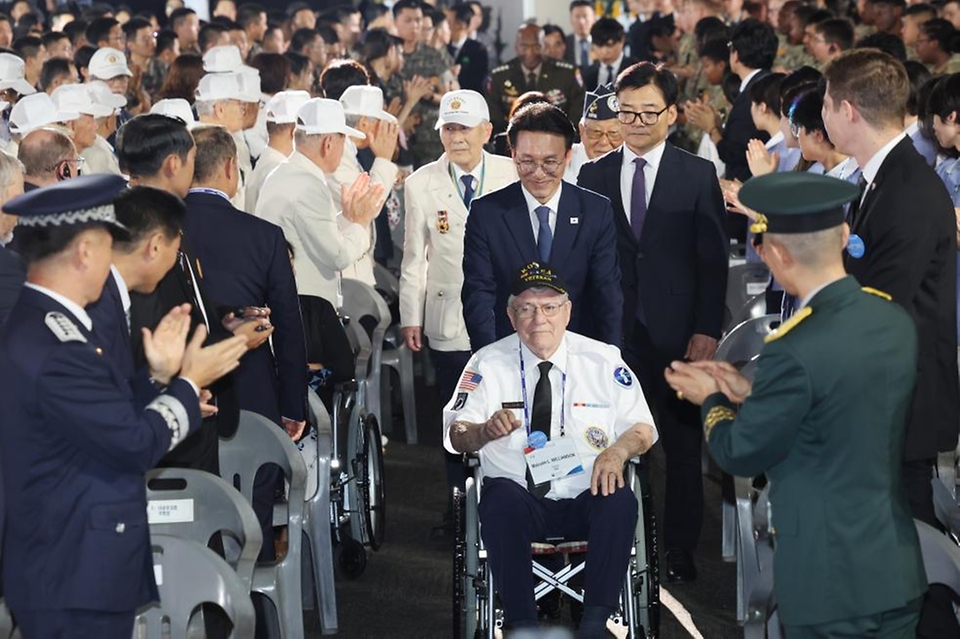 김민석 국무총리가 27일 경기도 고양시 킨텍스에서 열린 유엔군 참전의 날 기념식에 참석, 기념사를 하고 있다.