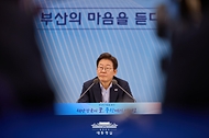 이재명 대통령이 25일 부산 부경대에서 타운홀미팅 '부산의 마음을 듣다' 간담회에서 참석자들의 발언을 경청하고 있다.