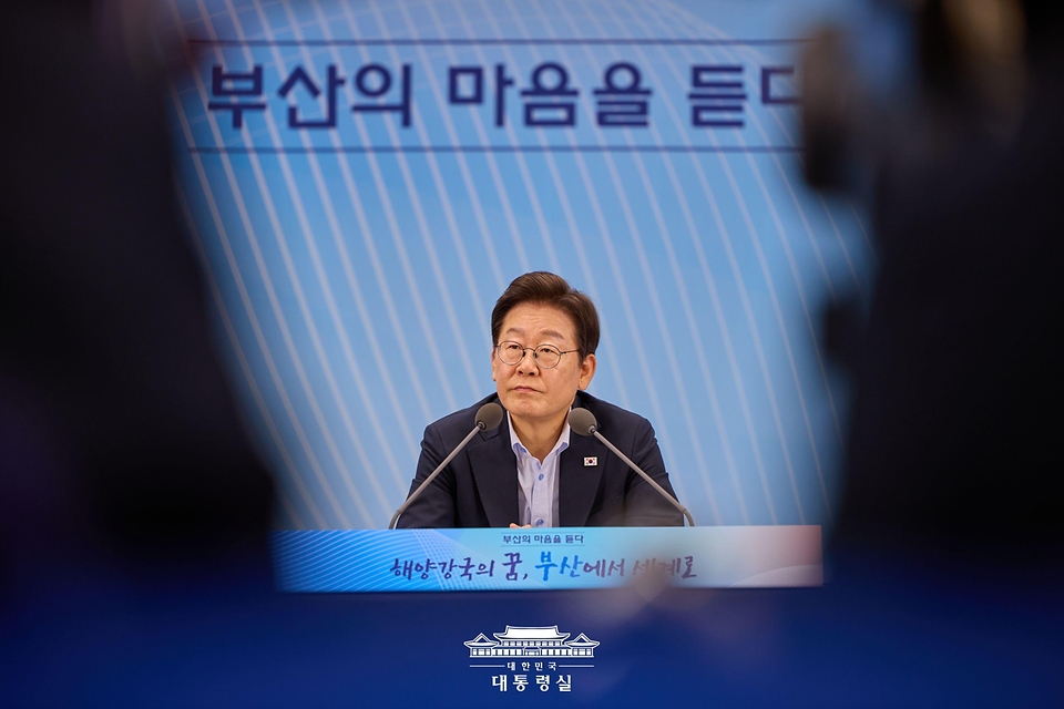 이재명 대통령이 25일 부산 부경대에서 타운홀미팅 '부산의 마음을 듣다' 간담회에서 참석자들의 발언을 경청하고 있다.