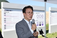 김민석 국무총리가 25일 세종 국회의사당 부지를 방문, 현황을 보고 받고 현장을 점검하고 있다.