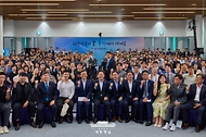 이재명 대통령이 25일 부산 부경대에서 타운홀미팅 '부산의 마음을 듣다' 간담회에서 참석자들과 기념 촬영을 하고 있다.
