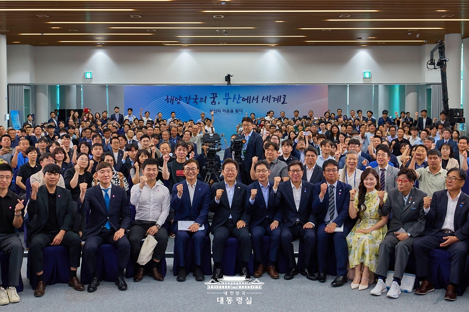 이재명 대통령이 25일 부산 부경대에서 타운홀미팅 '부산의 마음을 듣다' 간담회에서 참석자들과 기념 촬영을 하고 있다.