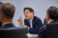 이재명 대통령이 25일 경기 시흥시 SPC 삼립 시화공장에서 열린 산업재해 근절 현장 노사간담회에서 발언하고 있다.