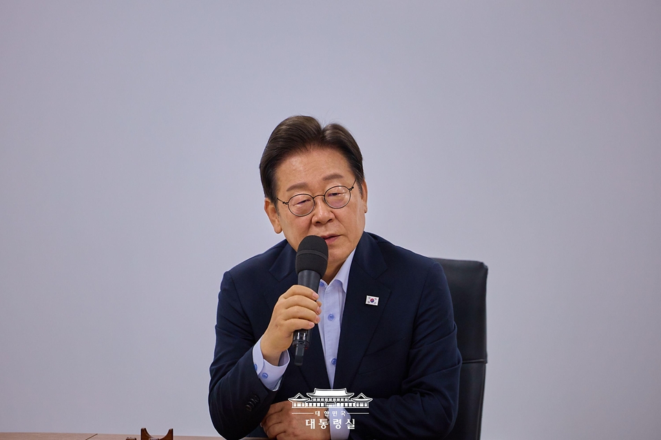 이재명 대통령이 25일 경기 시흥시 SPC 삼립 시화공장에서 열린 산업재해 근절 현장 노사간담회에서 발언하고 있다.
