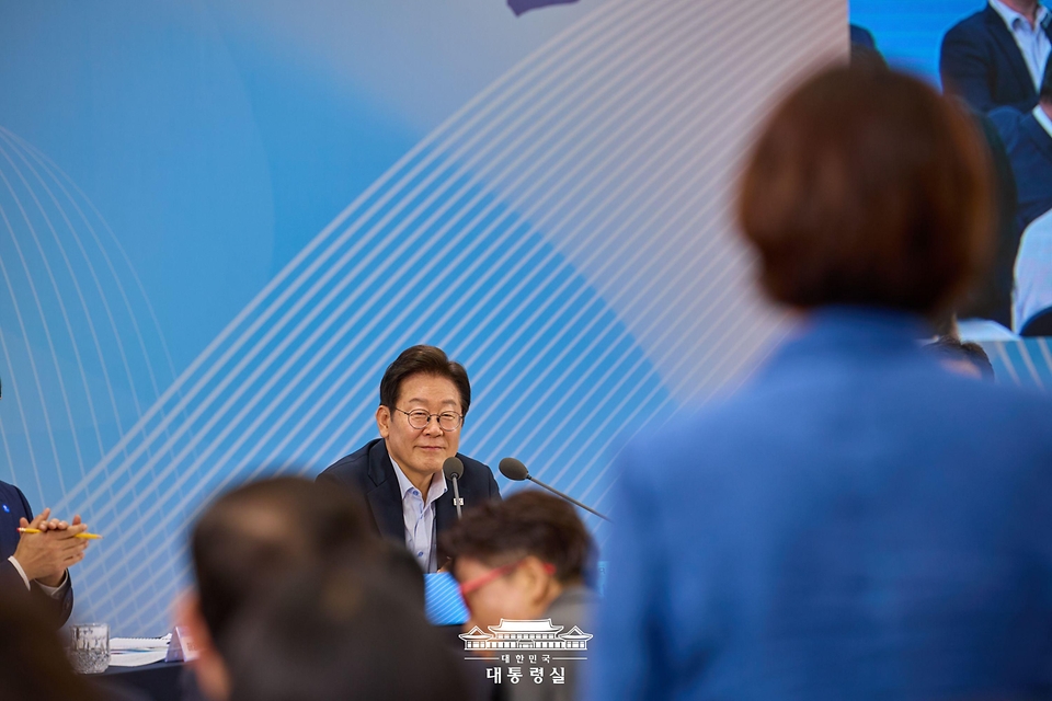 이재명 대통령이 25일 부산 부경대에서 타운홀미팅 '부산의 마음을 듣다' 간담회에서 한 참석자 발언을 듣고 있다.