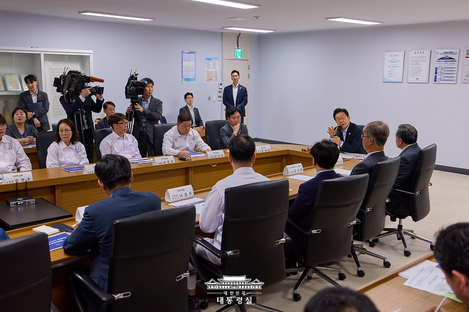 이재명 대통령이 25일 경기 시흥시 SPC 삼립 시화공장에서 열린 산업재해 근절 현장 노사간담회에서 발언하고 있다.