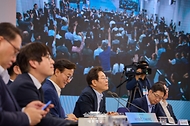 이재명 대통령이 25일 부산 부경대에서 타운홀미팅 '부산의 마음을 듣다' 간담회에서 참석자들의 발언을 경청하고 있다.