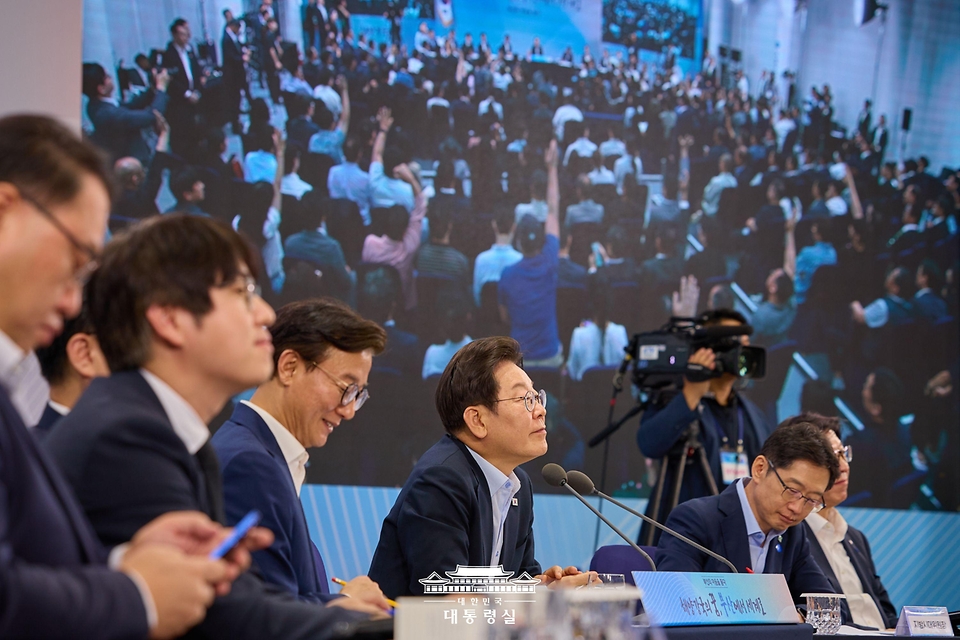 이재명 대통령이 25일 부산 부경대에서 타운홀미팅 '부산의 마음을 듣다' 간담회에서 참석자들의 발언을 경청하고 있다.
