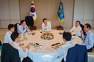 이재명 대통령이 28일 용산 대통령실에서 김민석 국무총리와 오찬을 하며 주례 보고를 받고 있다.