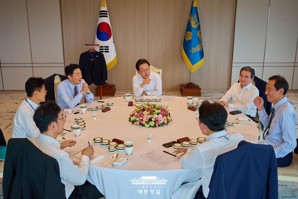 이재명 대통령이 28일 용산 대통령실에서 김민석 국무총리와 오찬을 하며 주례 보고를 받고 있다.