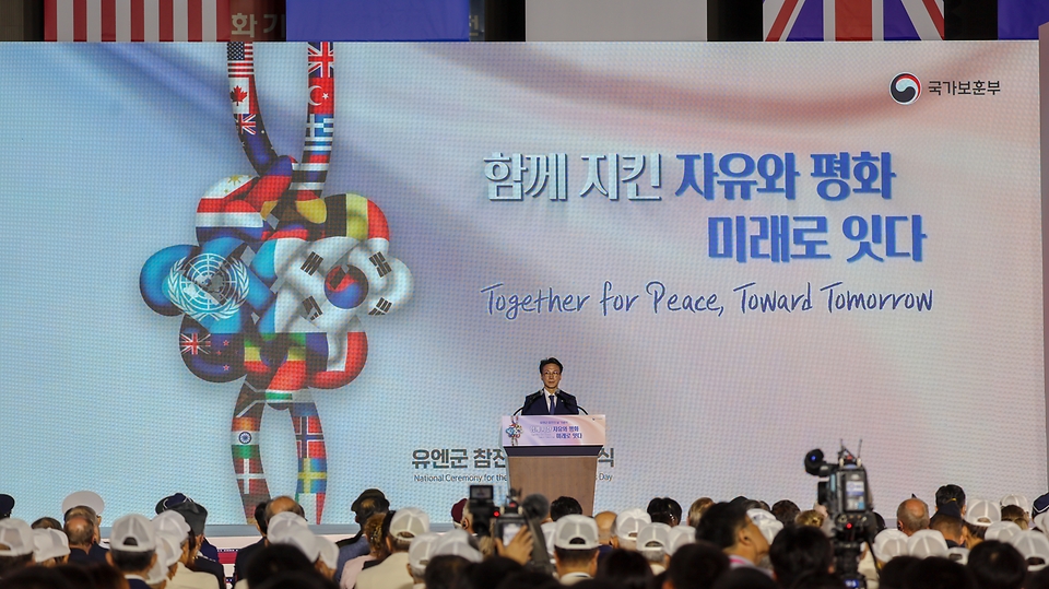 김민석 국무총리가 27일 오전 경기도 고양시 킨텍스에서 열린 유엔군 참전의 날 기념식에 참석하여 기념사를 하고 있다.