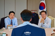 이재명 대통령이 28일 용산 대통령실에서 김민석 국무총리와 오찬을 하며 주례 보고를 받고 있다.