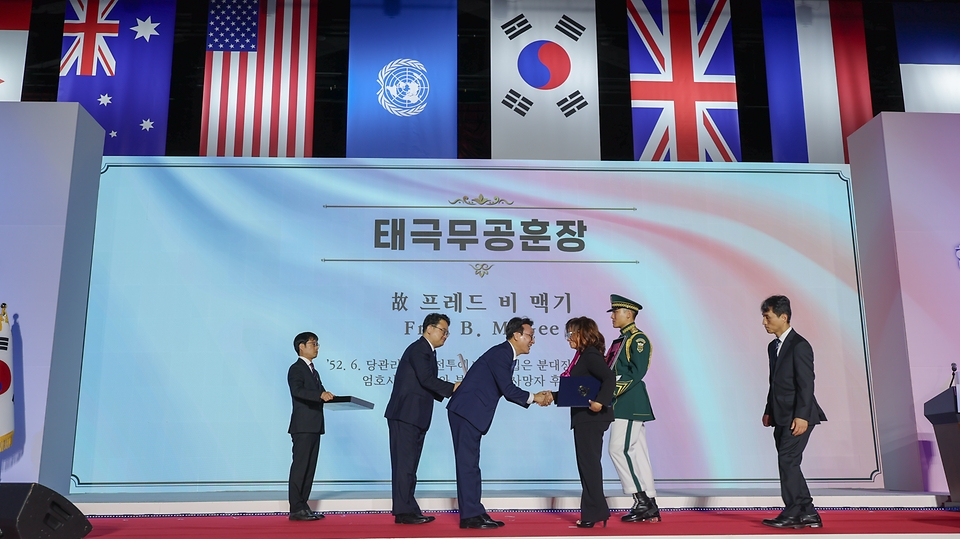 김민석 국무총리가 27일 오전 경기도 고양시 킨텍스에서 열린 유엔군 참전의 날 기념식에 참석하여 유엔군 참전용사에게 정부 포상을 수여하고 있다.