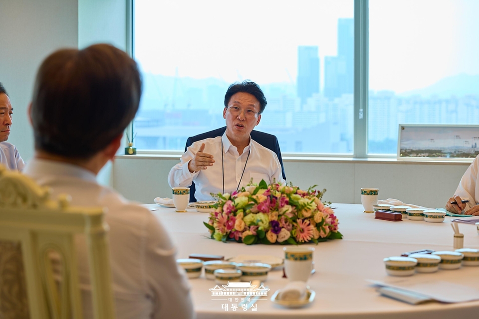 김민석 국무총리가 28일 용산 대통령실에서 오찬을 하며 이재명 대통령에게 주례 보고를 하고 있다.