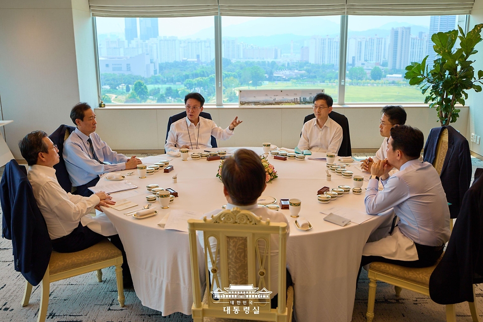 이재명 대통령이 28일 용산 대통령실에서 김민석 국무총리와 오찬을 하며 주례 보고를 받고 있다.